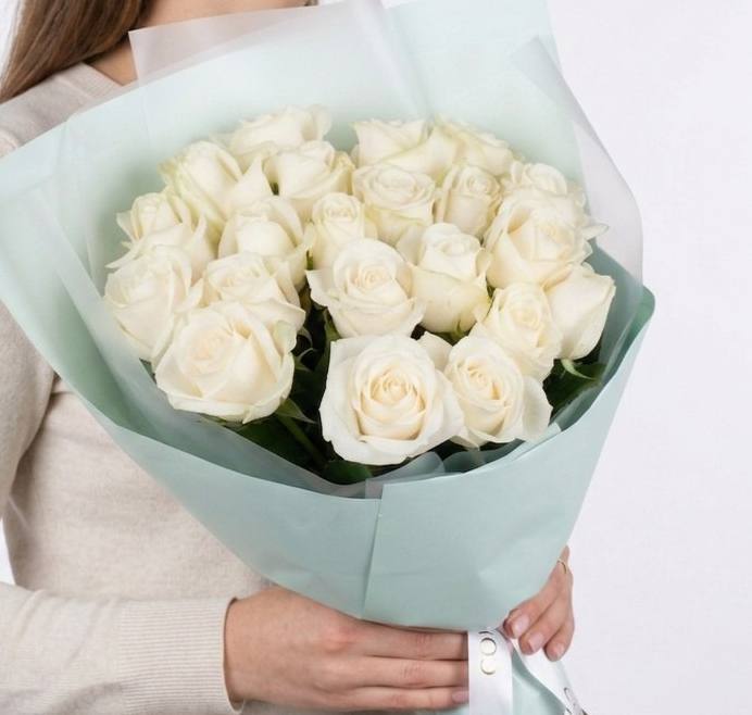 Моно-букет из белых роз